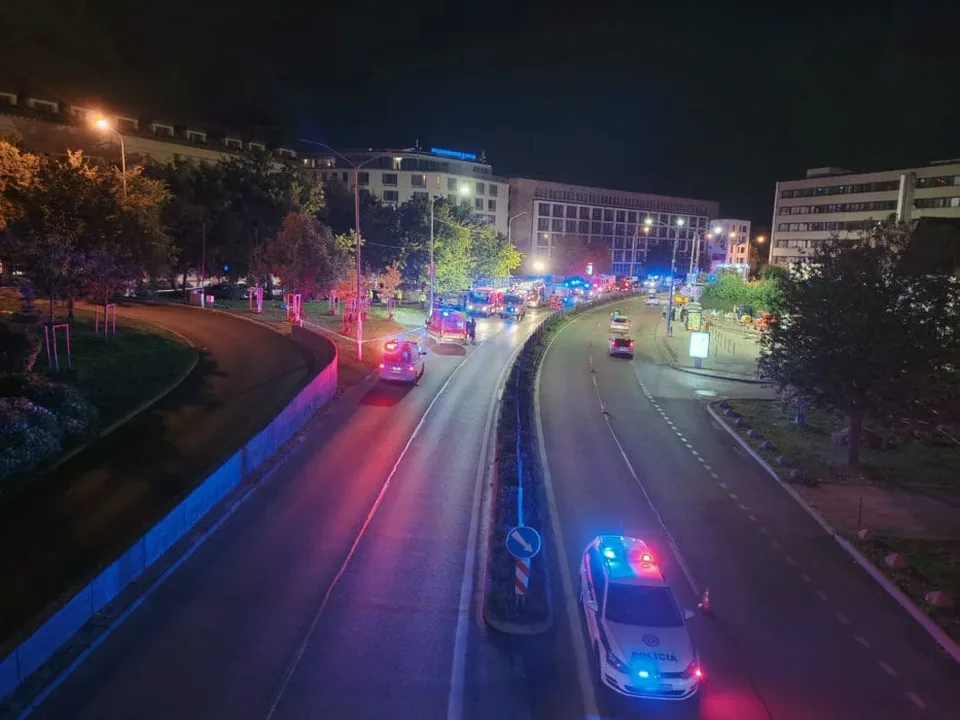 Read more about the article VIDEO Obrovská tragédia v Bratislave: Najmenej piati mŕtvi aj zranení! Auto v centre vrazilo do zastávky