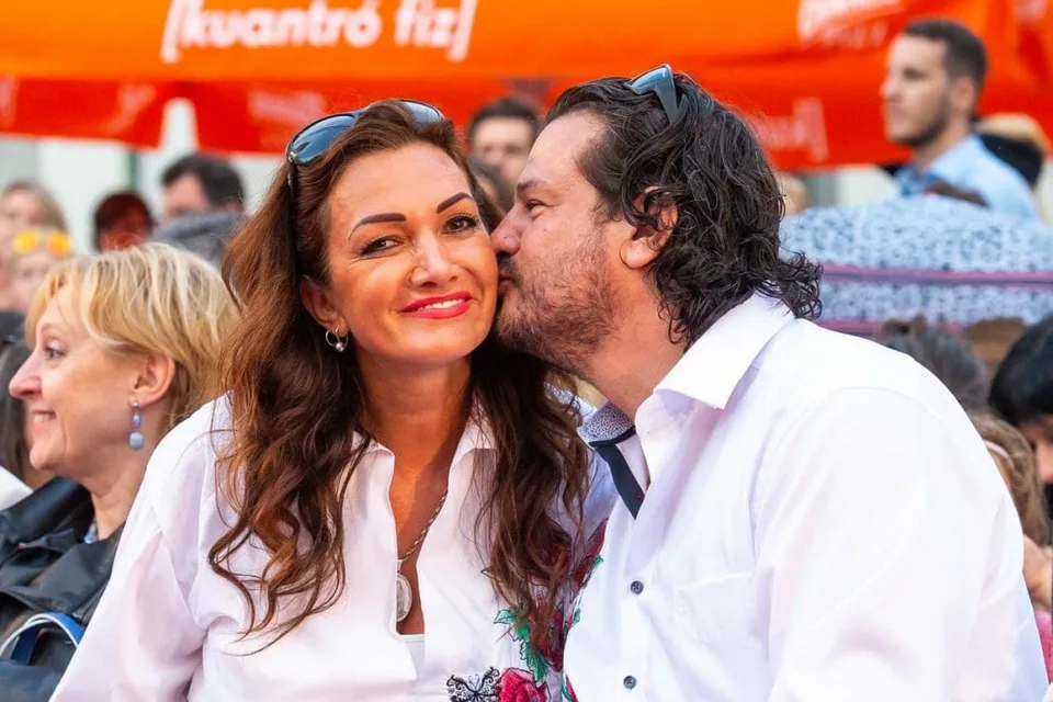 Read more about the article Nečakaná svadba. Tento pár si ju vystrojil po rokoch spolužitia. Známa moderátorka žiari šťastím