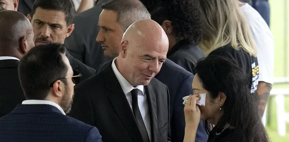 Read more about the article Futbalové osobnosti sa lúčia s legendárnym Pelém. Prezident FIFA: Som plný emócií