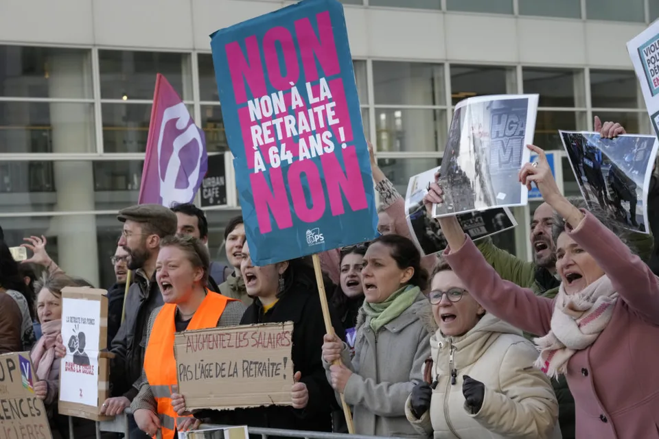 Read more about the article Pocítil hnev i v zahraničí! Demonštranti narušili Macronov prejav a kričali: Kde je tá francúzska demokracia?