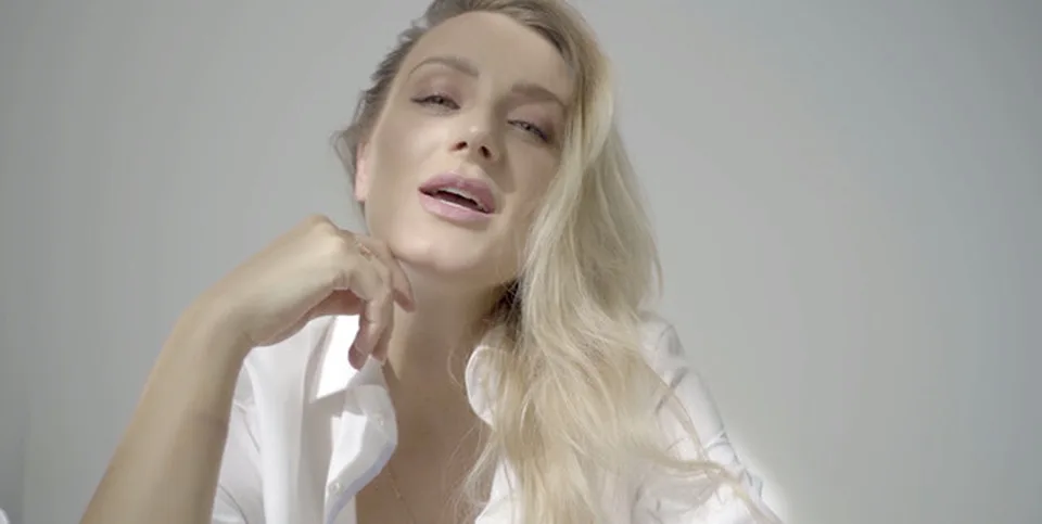 You are currently viewing Speváčka Lea Danis pre pandémiu korony zmeškala svadbu najlepšej priateľky