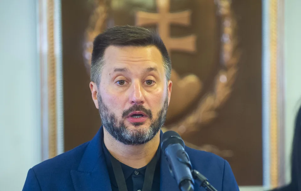 Read more about the article Kto posiela peniaze Vallovi na kampaň? Winkler upozornil na zvláštne dary na transparentnom účte