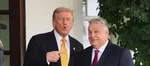 Americký prezident Donald Trump (vľavo) a maďarský premiér Viktor Orbán