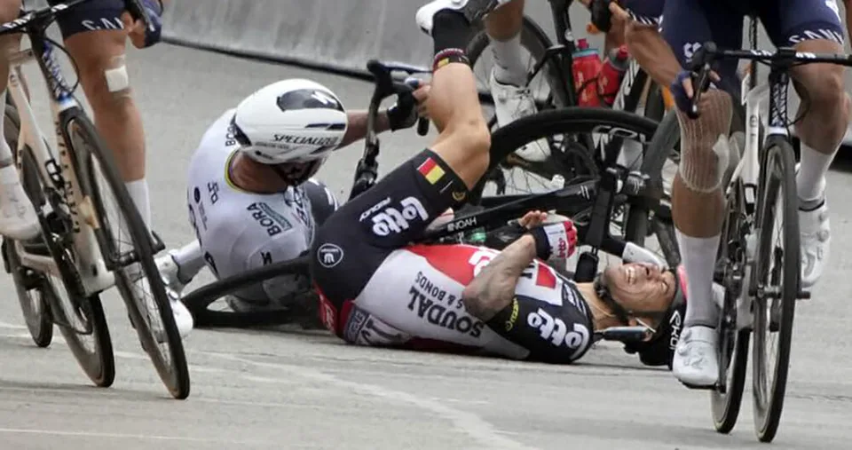 Read more about the article Tretiu etapu TOUR poznačili hrozivé pády: V nebezpečnej kolízii aj Peter Sagan!