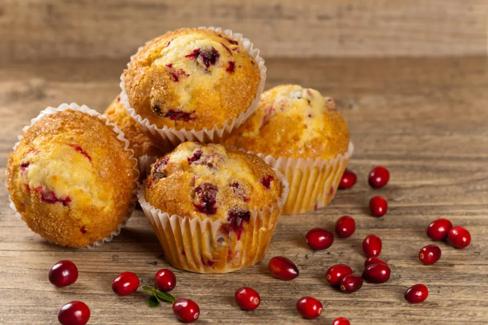 Read more about the article Brusnicové muffiny zo špaldovej múky