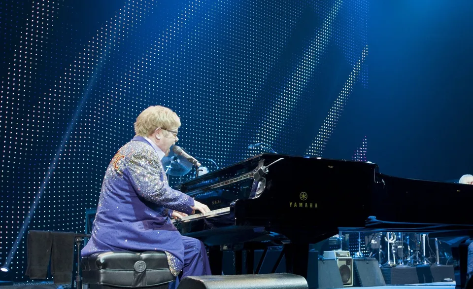 Read more about the article Šokujúca správa: Elton John otvorene o strate zraku
