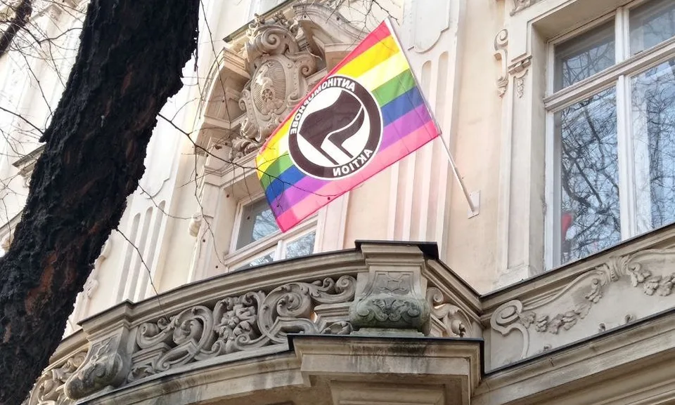 Read more about the article FOTO Progresívni politici kryjú extrémistickú LGBTI propagandu: TOTO visí na budove bratislavskej školy!