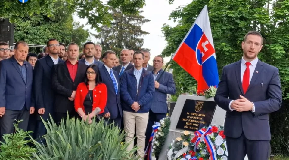 Read more about the article Pomýlená Republika? Mazurek koniec fašizmu ignoroval, Uhrík spomínal na obete Sovietov!