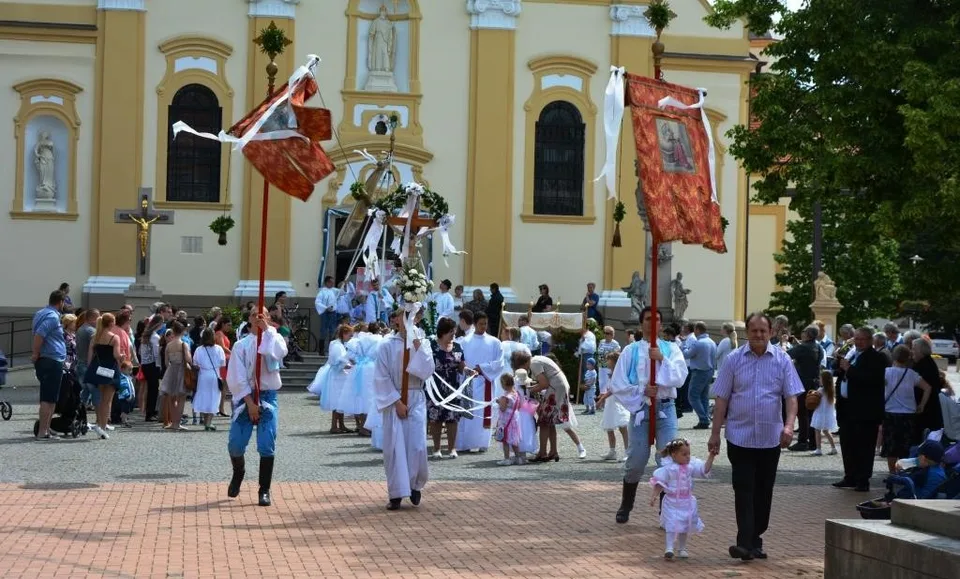 Read more about the article Katolíci dnes slávia sviatok Božieho tela, ktorý je spojený s procesiami