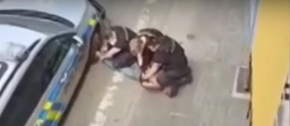 Read more about the article VIDEO Osud ako George Floyd: Ľudia v Čechách žiadajú vyšetrenie smrti Róma po zákroku polície