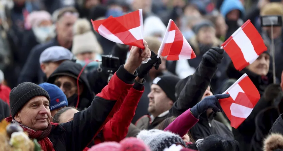 Read more about the article Pohoršujúce videá a fotky: Podporili policajti vo Viedni korona popieračov?