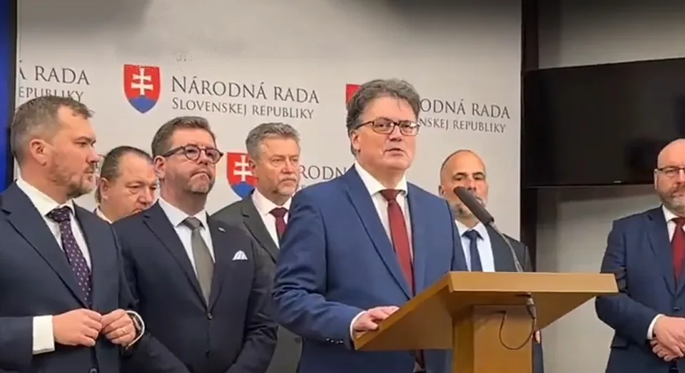 Read more about the article Fico ako „mierotvorca“? KDH tvrdí opak