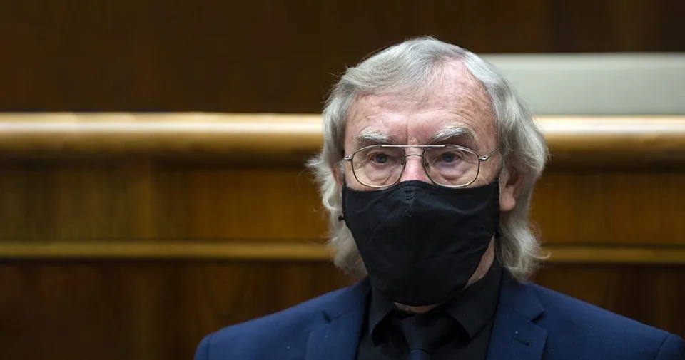 Read more about the article Vyhrážky pre dohodu s USA pokračujú. Benčíkovi sa snažila dostať do bytu skupina ľudí!