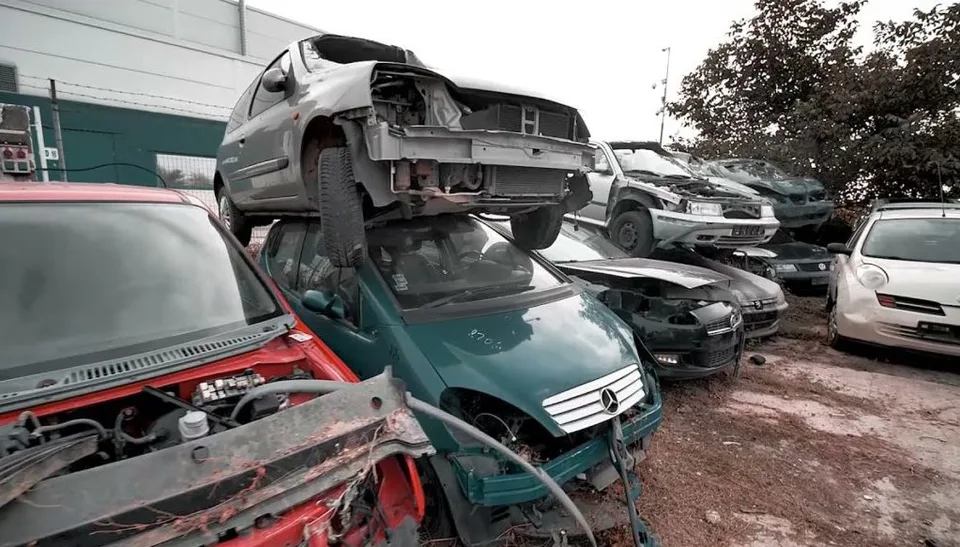 Read more about the article Enviropolícia zasahovala na nelegálnom autovrakovisku pri Košiciach