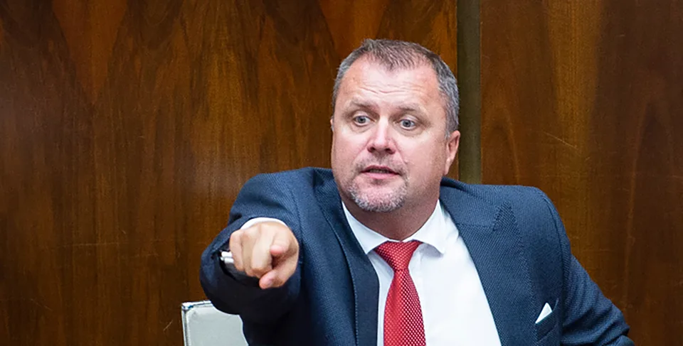Read more about the article Hrnčiar je späť! Vulgárne vynadal kritikovi: Ty zakomplexovaný jeb***ý …