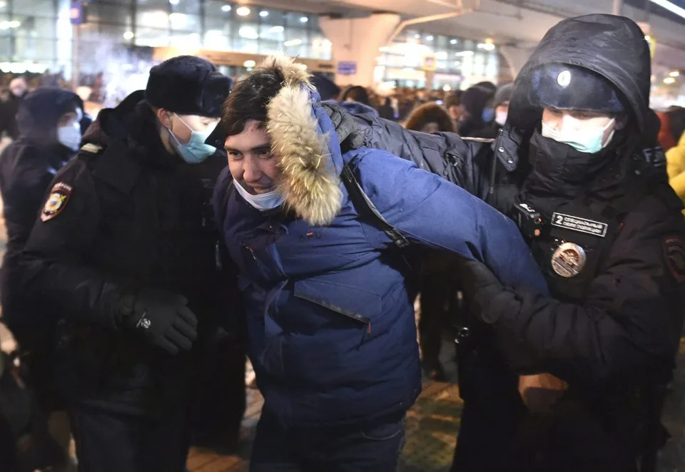 Read more about the article Protestujúci Rusi spomínajú na zosnulého Navaľného, polícia zatkla už vyše 130 z nich
