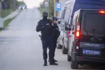 Srbskí policajti hliadkujú na ceste v srbskej dedine Dubona, 50 km južne od Belehradu 5. mája 2023.