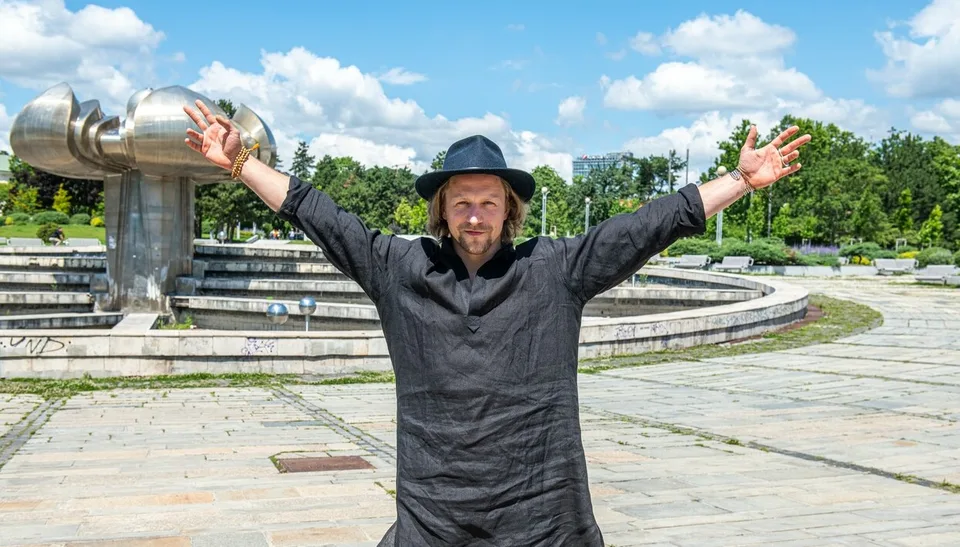 Read more about the article Český spevák v koncoch: „Trpím environmentálnym žiaľom!“
