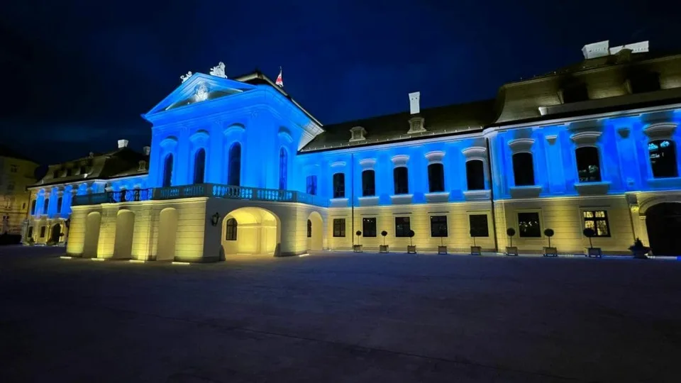 Read more about the article Prezidentský palác svieti na znak solidarity s Ukrajinou v jej národných farbách