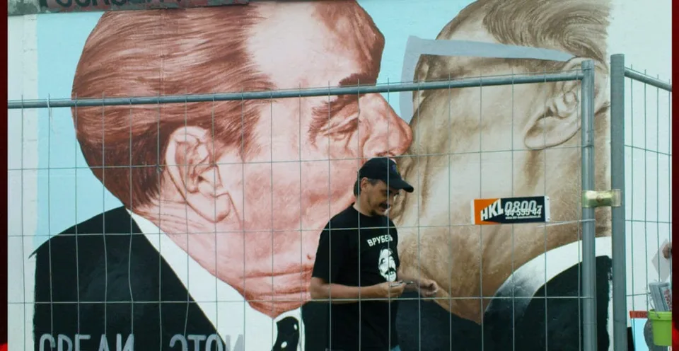 Read more about the article Zomrel autor grafiti s Brežnevom a Honeckerom. Umelec z Ruska žil a tvoril v Nemecku