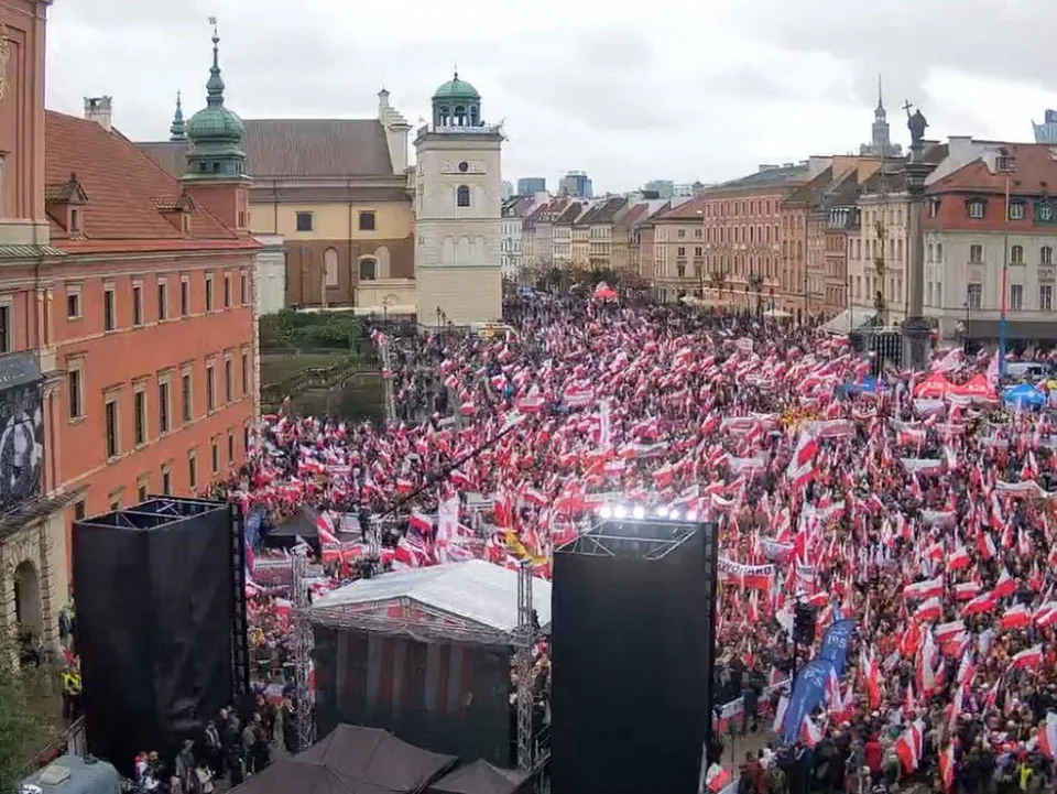 Read more about the article Tisíce demonštrantov vyšli do ulíc Varšavy proti nelegálnej migrácii: Dav žiadal koniec Tuskovej vlády!