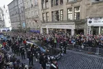 Pohrebný voz v škótskom Edinburghu preváža rakvu s pozostatkami britskej kráľovnej Alžbety II.