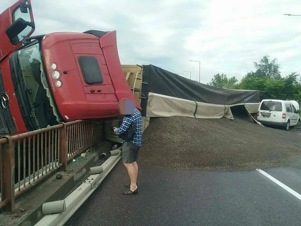 You are currently viewing Vodiči pozor: Cez túto cestu sa nedostanete! Prevrátil sa tam kamión