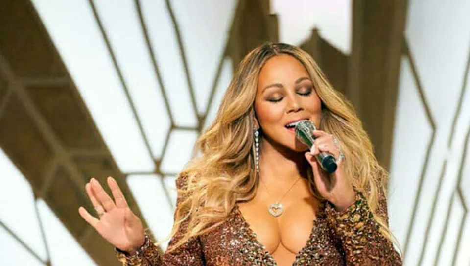 Read more about the article Tomu neuveríte! Mariah Carey mala na sebe takmer 30 kilogramové šaty