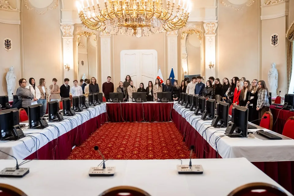 Read more about the article Keď sa politika stretne s mladou energiou: Študenti zo Senice zažili na Úrade vlády nečakané prekvapenie