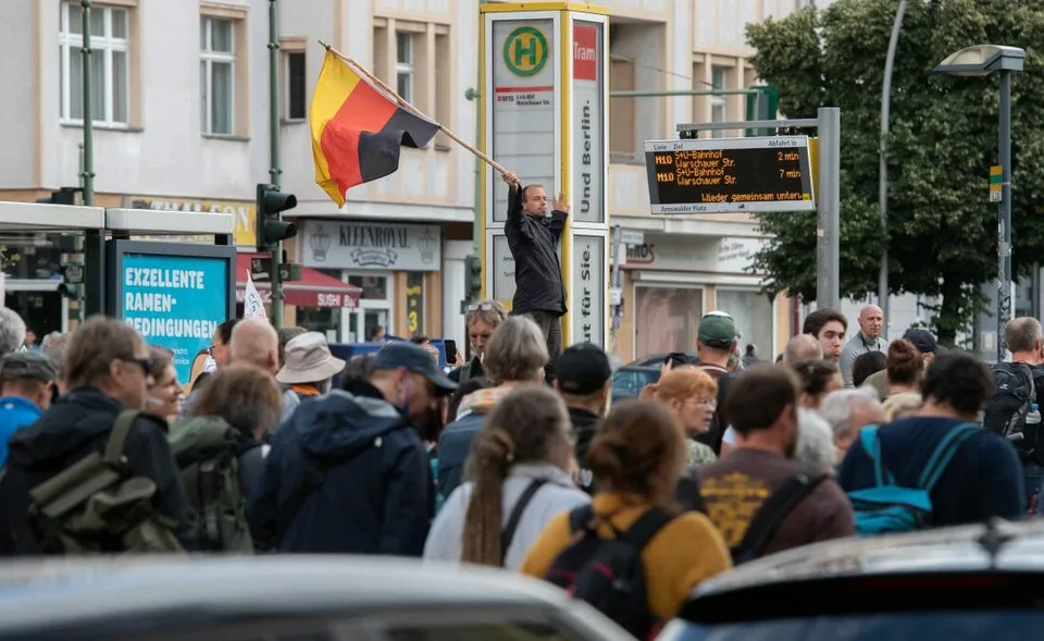 Read more about the article VIDEO Veľký protest v Berlíne! V uliciach bolo vyše 2000 policajtov, nad ľuďmi krúžil vrtuľník