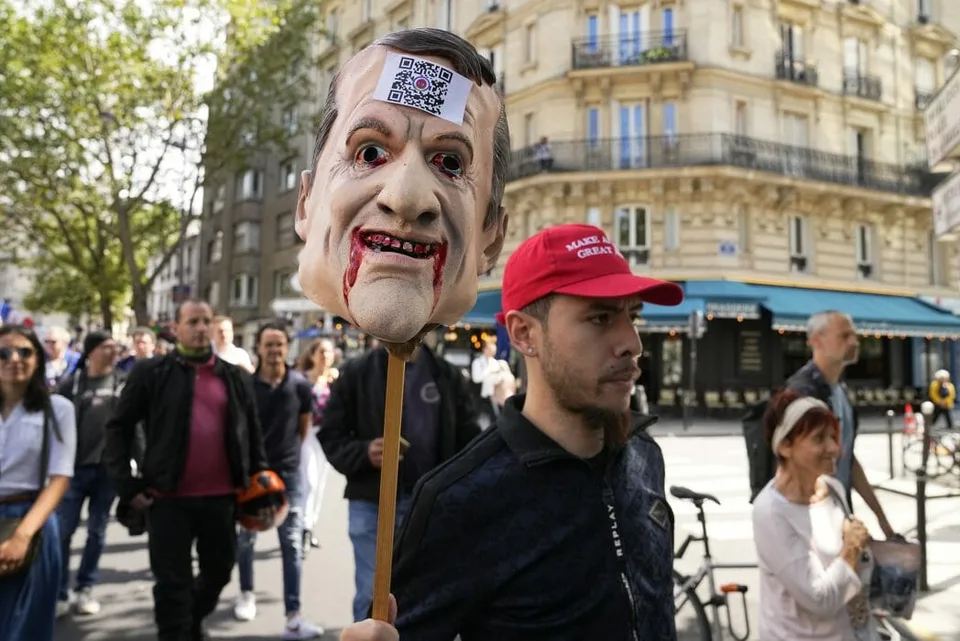 Read more about the article Slzný plyn aj demonštrant s krvácajúcou hlavou! Protestujúci v Paríži nechcú covid pasy
