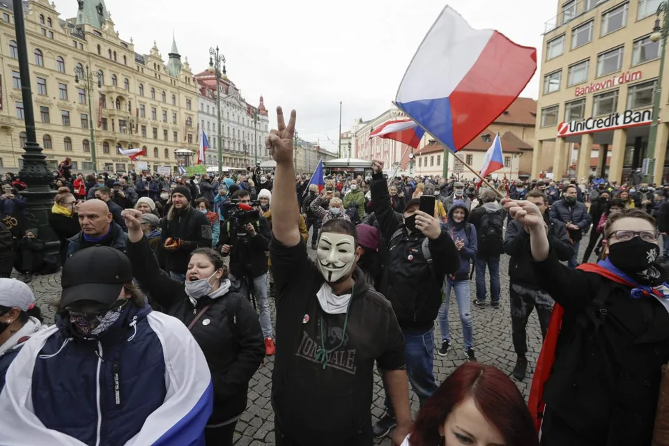 Read more about the article Niektorí Pražania si “oslávili” sviatok po svojom. Vyšli do ulíc