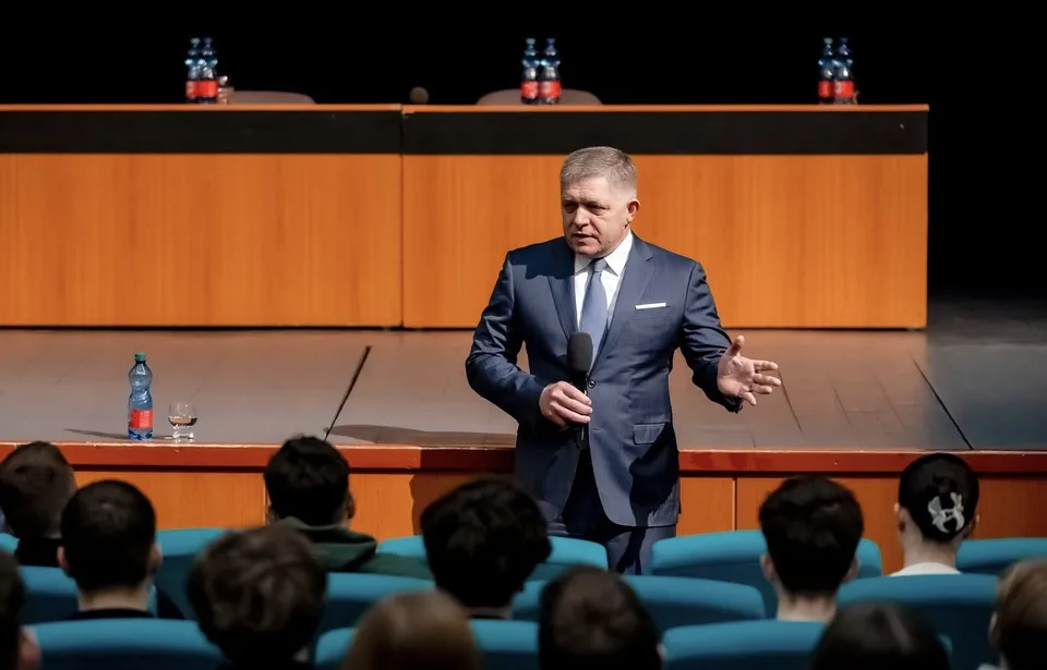 You are currently viewing Po prednáške študenti gymnázia v Novom Meste nešetrili premiéra aj šťavnatými otázkami