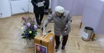 Volička hlasuje počas 2. kola prezidentských volieb vo volebnej miestnosti v obci Průhonice.