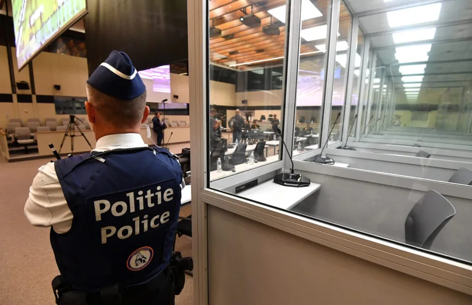 Read more about the article Hanba? Klietky ako v ZOO? Brusel musí kabíny pre obžalovaných islamistov odstrániť!