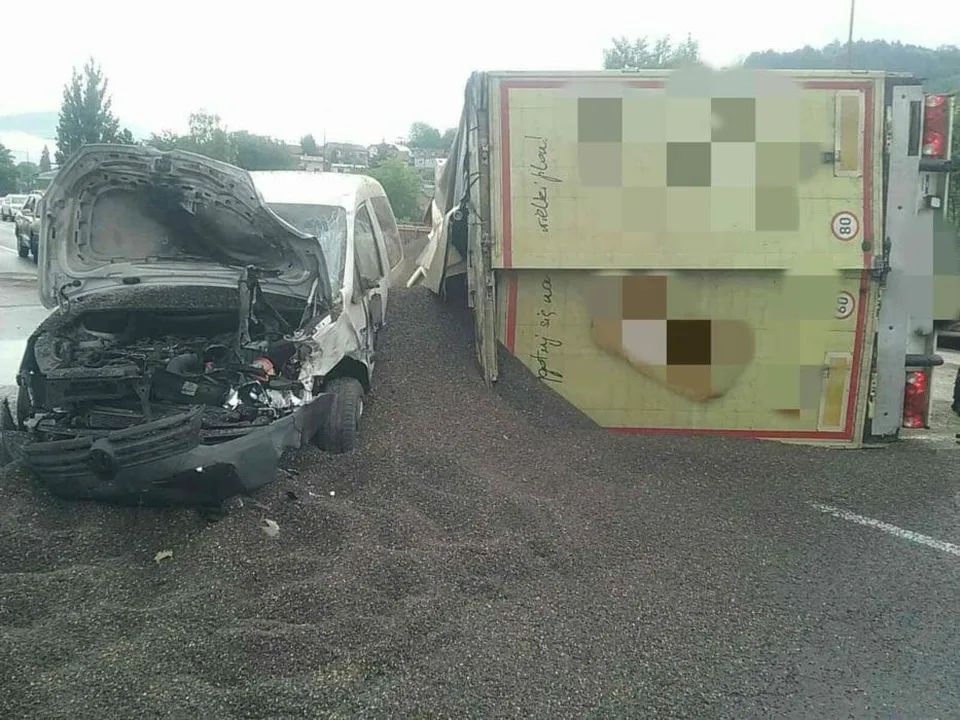 Read more about the article FOTO Slnečnica na ceste: V Žiline sa zrazil kamión s autom, po nehode sa mu vysypal náklad