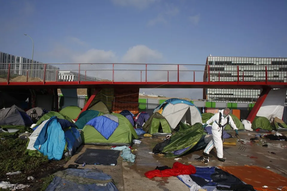 Read more about the article Francúzska polícia zlikvidovala provizórny tábor migrantov na predmestí Paríža