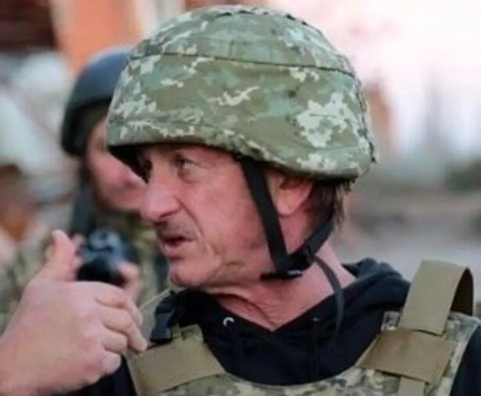 Read more about the article Pocta pre Zelenského? Sean Penn daroval svojho Oscara ukrajinskému prezidentovi