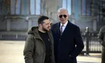 Sprava prezident USA Joe Biden a ukrajinský prezident Volodymyr Zelenský počas návštevy Ukrajiny v Kyjeve 20. februára 2023. Biden oznámil nový balík pomoci pre Ukrajinu v hodnote pol miliardy amerických dolárov.