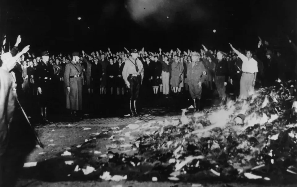 Read more about the article Šialené: Na Ukrajine pália knihy ruských autorov! Takto to robili kedysi aj fašisti