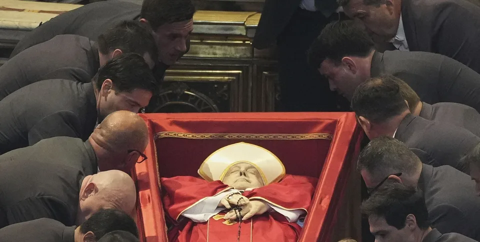 Read more about the article Vatikán v slzách za milovaným pápežom: Posledná púť Františka začala
