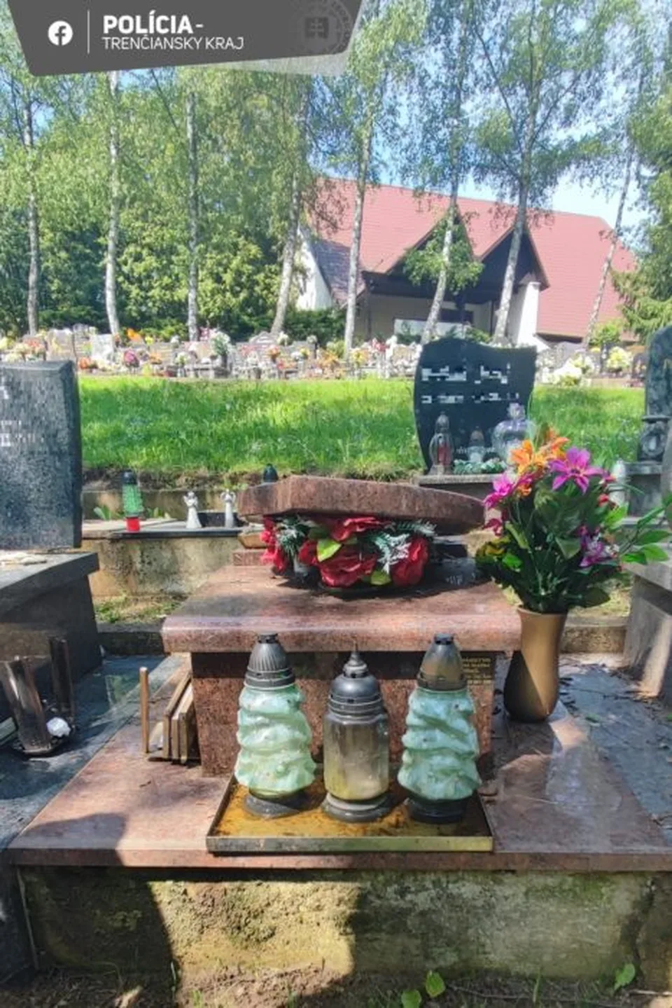Read more about the article Polícia pátra po vandalovi, ktorý na cintoríne v Novej Dubnici poškodil urnové hroby