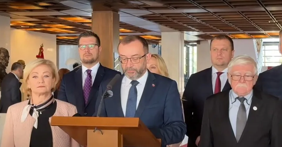 You are currently viewing Hlas odsudzuje útoky na seniorov: Bartek podáva trestné oznámenie na Nicholsonovú!