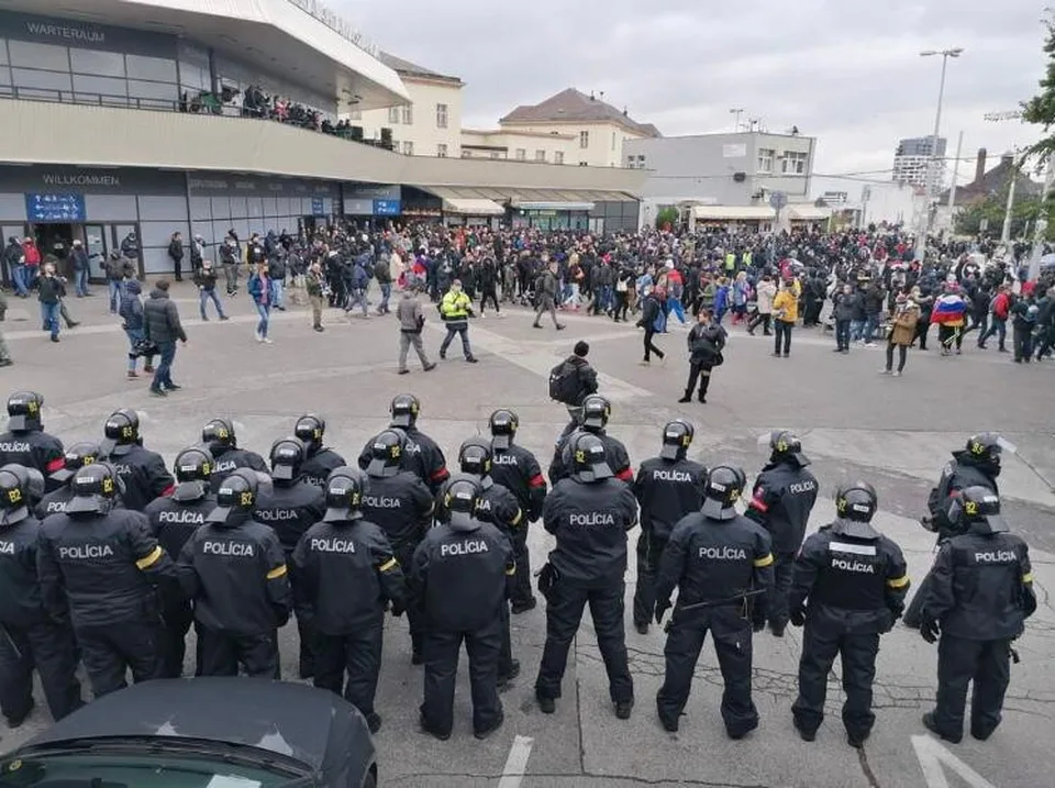 You are currently viewing Dlažobnými kockami zranili policajtov!  Účastníkov protestu už trestne stíhajú
