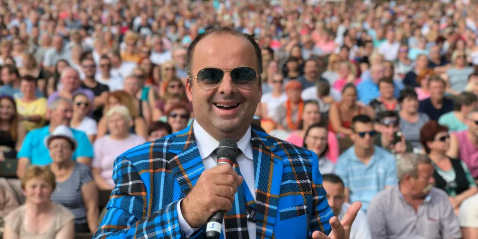 Read more about the article Hlavou proti múru! Moderátor Richard Vrablec vymenil nedostatok práce za niečo neuveriteľné