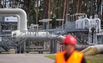 Na ilustračnej snímke potrubné systémy a uzatváracie zariadenia v prijímacej stanici plynovodu Nord Stream 1 v Baltskom mori.
