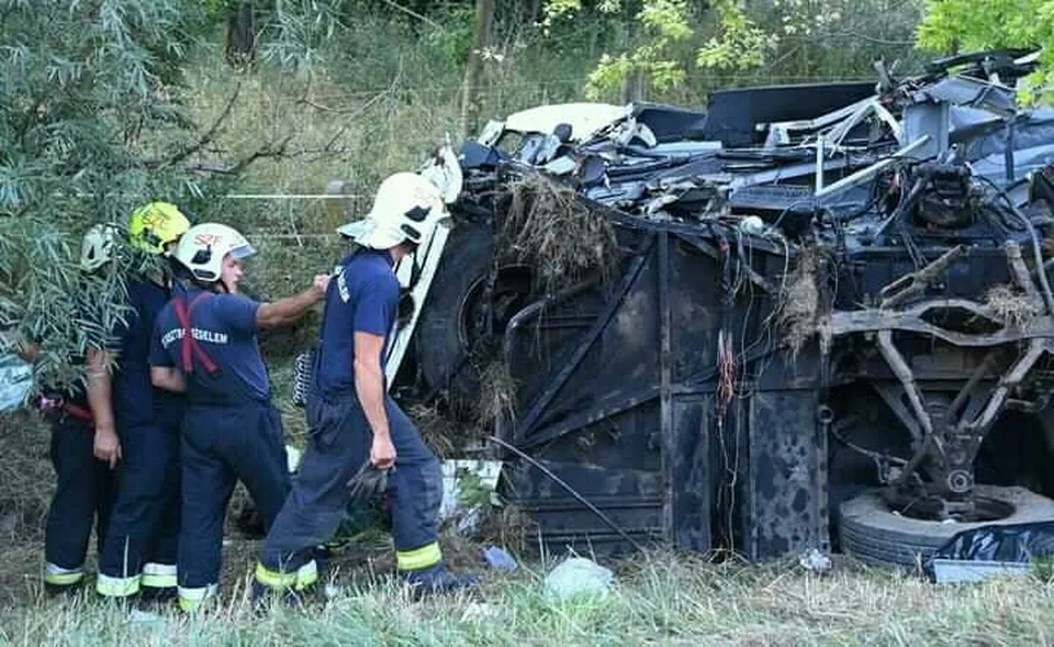 Read more about the article TRAGÉDIA V MAĎARSKU Autobus prerazil diaľničné zvodidlá, zahynulo osem ľudí!
