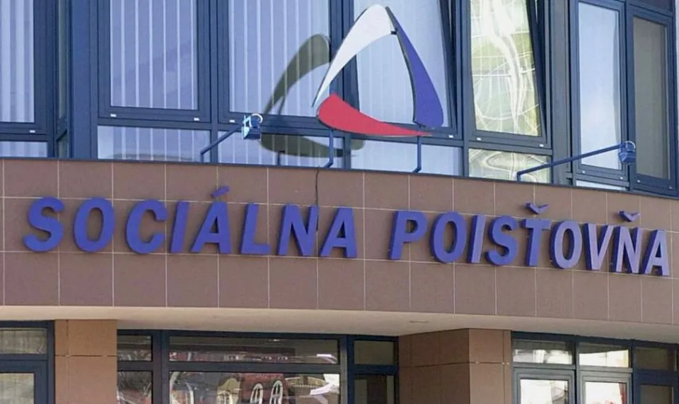 Read more about the article Pozor na falošných kontrolórov „péeniek“: Sociálna poisťovňa upozorňuje na nový podvod