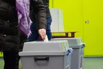 Volička hlasuje vo volebnej miestnosti na základnej škole v 1. kole prezidentských volieb Českej republiky 13. januára 2023 v Prahe.