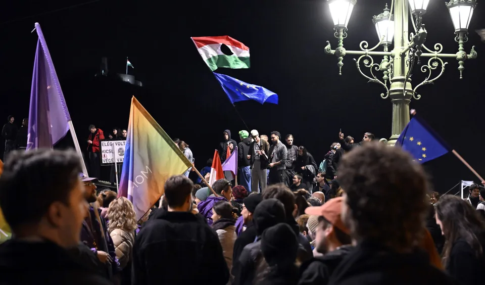 Read more about the article Maďarský najvyšší súd umožnil protesty: Demonštranti obsadili kľúčové mosty v Budapešti